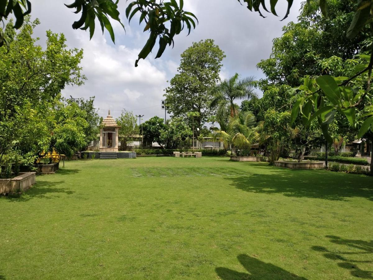 Pushp Vatika Resort & Lawns Nova Bombaim Exterior foto