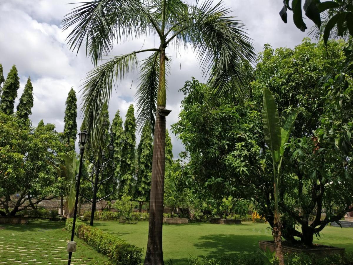 Pushp Vatika Resort & Lawns Nova Bombaim Exterior foto