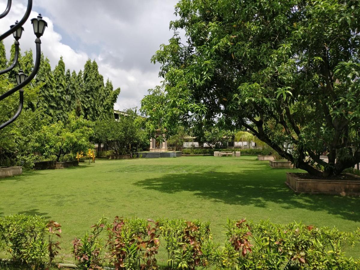 Pushp Vatika Resort & Lawns Nova Bombaim Exterior foto