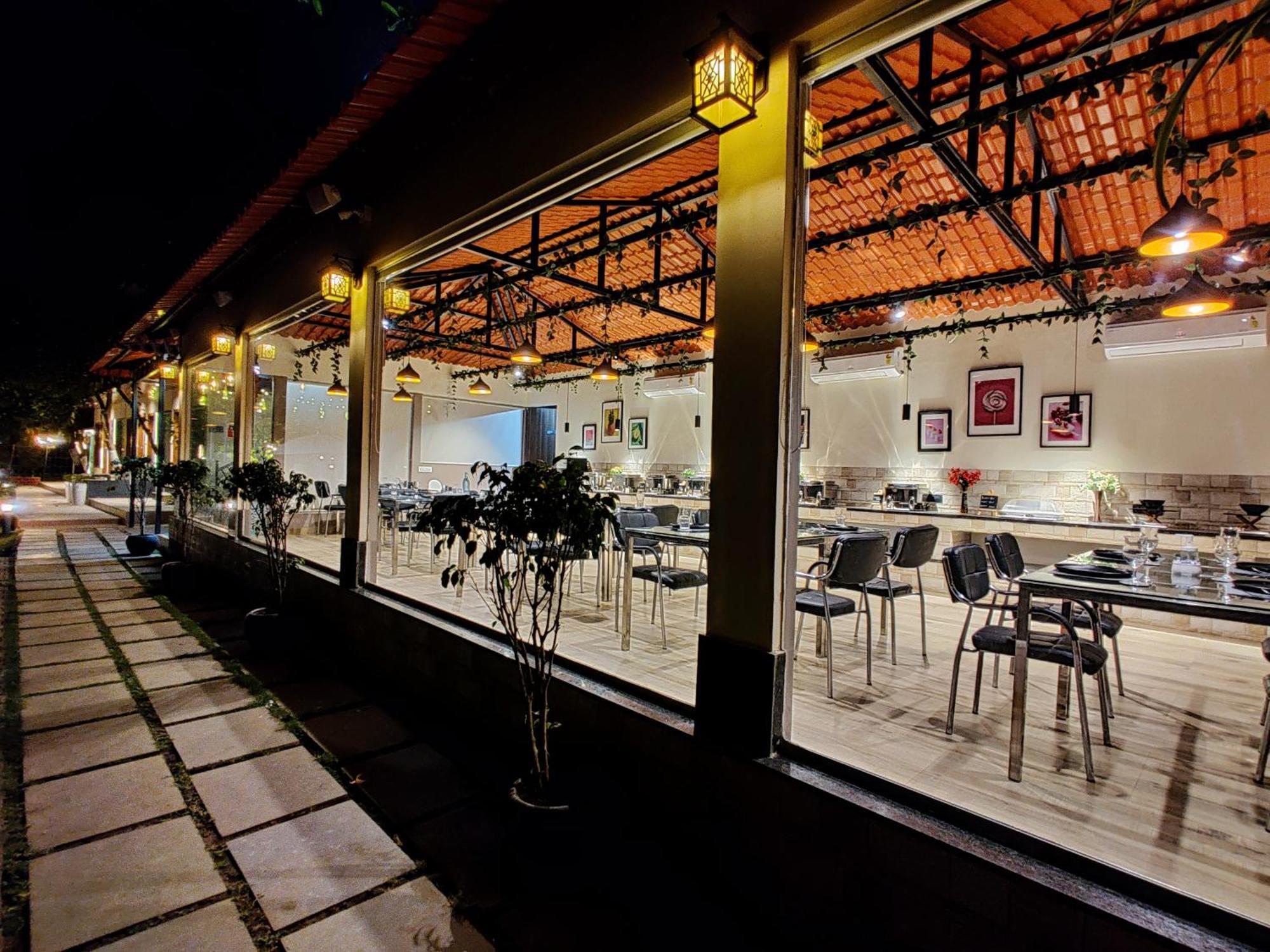 Pushp Vatika Resort & Lawns Nova Bombaim Exterior foto